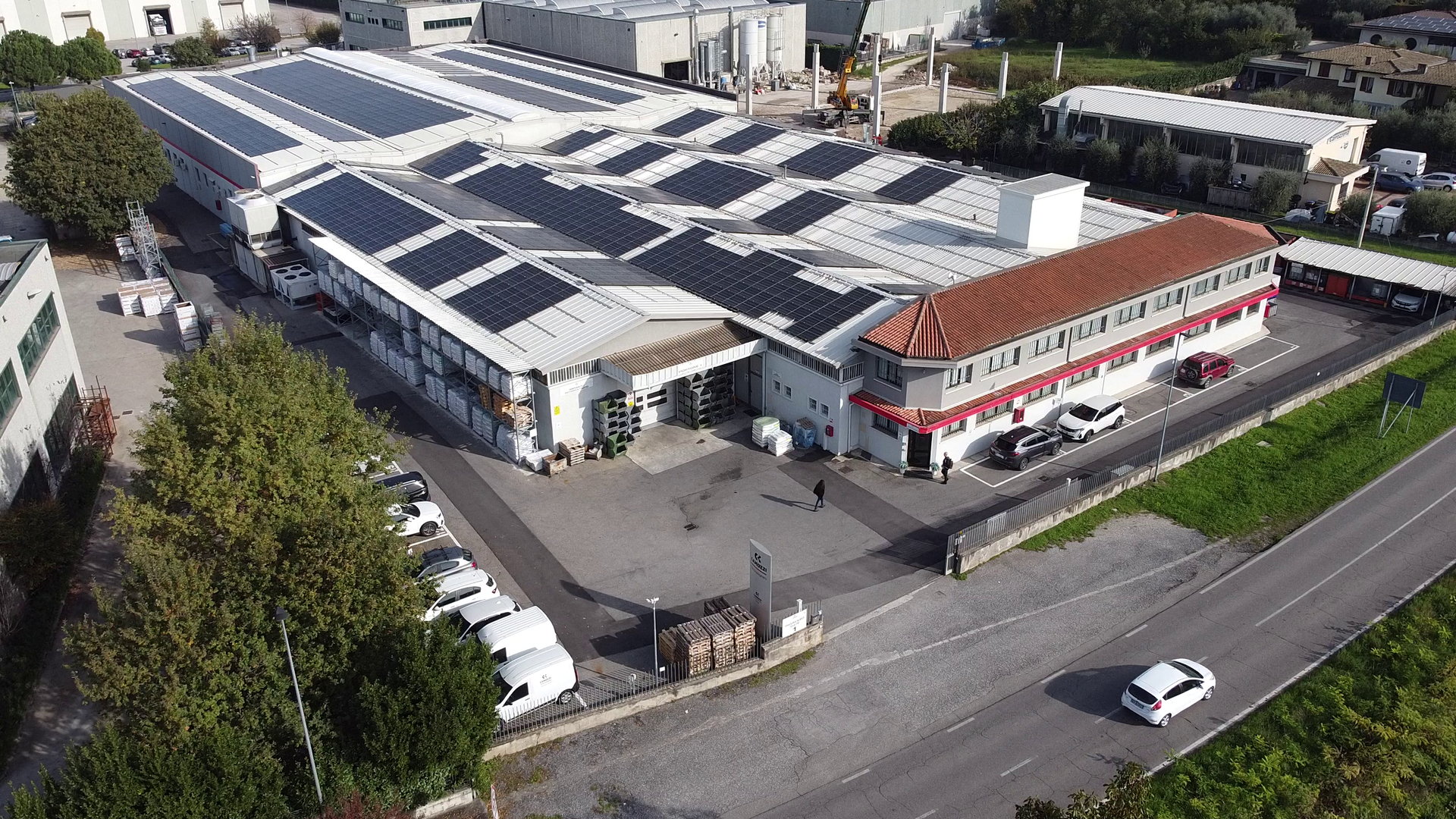 Green energy for plastic molding using renewable sources to support sustainable production