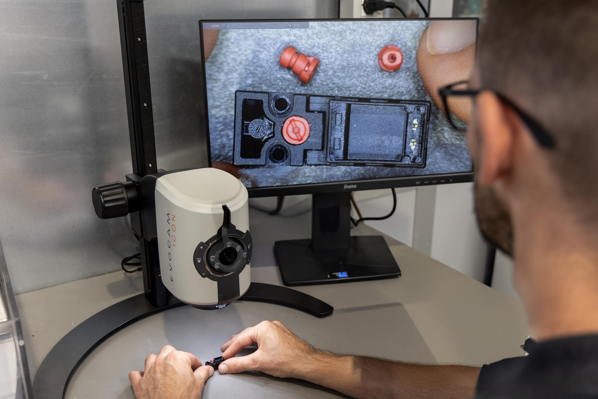 Quality control for plastic components with dimensional checks and structured processes